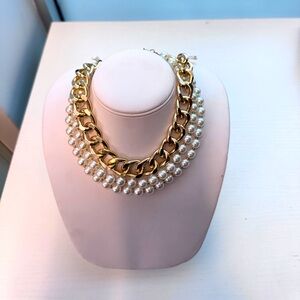 Elegant Gold and Pearl Necklace